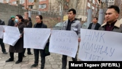 Supporters of NEXT TV protested on March 5 in Bishkek against the channel's journalists being questioned over their Ukraine coverage.