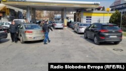 Бензинска пумпа во центарот на Скопје на 4 март 2022. Ситуацијата во текот на денот е нормализирана, откако синоќа се направија колони пред бензинските пумпи во страв од поскапување или снемување на гориво. 