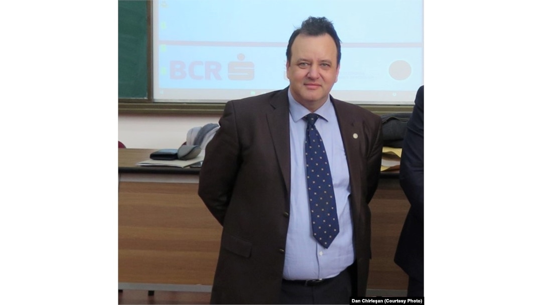 Dan Chirleșan, lector al Facultății de Economie și Administrarea Afacerilor de la Universitatea „Alexandru Ioan Cuza” din Iași.