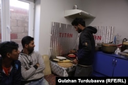 Бангладешцы, приехавшие в поисках работы в Кыргызстан, готовят еду в бишкекской квартире