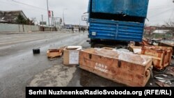 Последствия боя в Буче, городе в 20 километрах от Киева. На переднем плане виден деревянный ящик с надписью "СОБР Кузбасс"