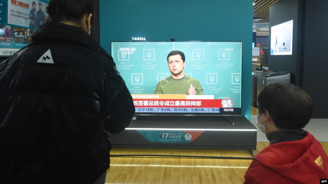 Телевизор в търговски център в китайския град Ханджоу показва новини за войната в Украйна, 25 февруари, 2022. 