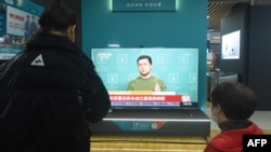 Građani Pekinga posmatraju televizijske izveštaje o invaziji Rusije na Ukrajinu
