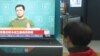 Илустрација - Кинези гледаат обраќање на Володимир Зеленски на телевизор во трговски центар во кинескиот град Ханџу, 25 февруари 2022