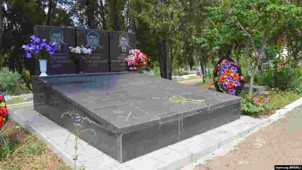 Также здесь могилы моряков, погибших в 1989 году на подлодке &laquo;Комсомолец&raquo;