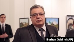 Андрей Карлов выступает на открытии выставки в Анкаре. Слева на заднем плане – Мевлют Алтынташ, 19 декабря 2016 г.