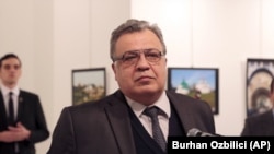  Ambasadorul Andrei Karlov vorbea la o galerie de artă în Ankara în 19 decembrie când un atacator a tras mai multe focuri de armă asupra lui. Diplomatul a decedat după puțin timp la spital.