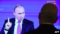 Президент России Владимир Путин отвечает на вопросы во время ежегодной «Прямой линии» на государственном телеканале. Москва, 15 июня 2017 года.