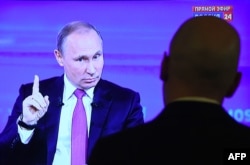 Владимир Путин во время очередной "прямой линии", 2017 год