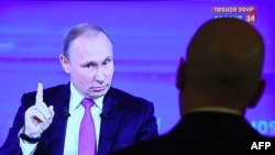 Vladimir Putin în timpul unei „linii directe” anuale. 2017