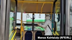 Дезинфекция автобуса в Алматы в связи со вспышкой коронавируса, 18 марта 2020 года.