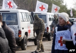 Международный комитет Красного Креста наблюдает за обменом пленными недалеко от города Счастье Луганской области. Октябрь 2015