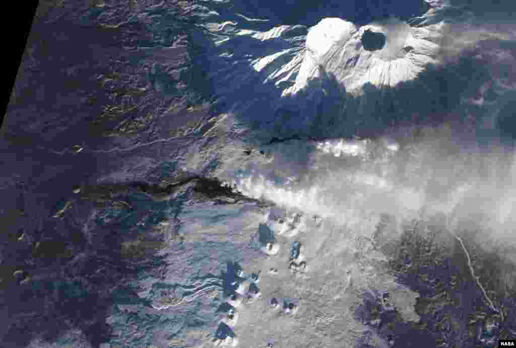 Lava continues to flow from Tolbachik on December 27.