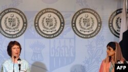 EU foreign policy chief Catherine Ashton (left) and Pakistani Foreign Minister Hina Rabbani Khar at a joint press conference in Islamabad on June 5