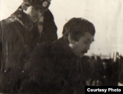 Сержант советской милиции и задержанный участник Декабрьских событий 1986 года в Алматы. Фото предоставлено Центральным государственным архивом Алматы