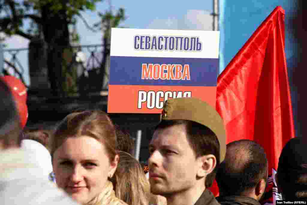 Официальное первомайское шествие. Лозунги в поддержку политики России по аннексии Крыма