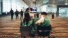 اعضای تیم بهداشتی در فرودگاه بین‌المللی سنگاپور در حال رصد و اسکرینینگ افراد هستند؛ سنگاپور ورود تمام کسانی که ۱۴ روز پیش در شمال ایتالیا، ایران یا کره جنوبی بوده‌اند را ممنوع کرده‌است