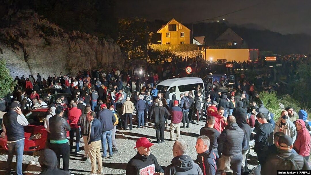 Противници на устоличувањето на Јоаникиј и ноќеска ќе останат на барикадата поставена на еден километар пред влезот во Цетиње од правец на Подгорица.