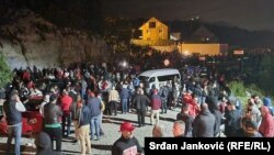 Противници на устоличувањето на Јоаникиј и ноќеска ќе останат на барикадата поставена на еден километар пред влезот во Цетиње од правец на Подгорица.