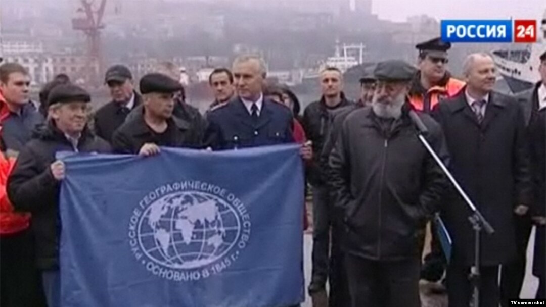 Экспедиция Русского географического общества начинается в плавание (справа - глава экспедиции Артур Чилингаров)