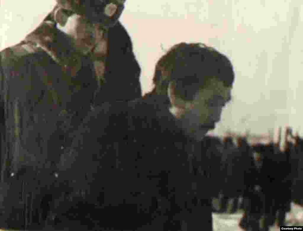 Милиция задерживает одного из участников демонстрации. Фото из Центрального государственного архива.