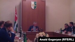 Рауль Хаджимба начал с констатации: сегодня Абхазия живет на собственные средства и в целом справляется со своими проблемами. Все обязательства, которые взяло на себя руководство страны, выполняются