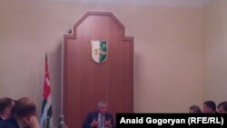 На фото: заседание правительства под председательством президента Рауля Хаджимба, 12 августа 2015 года