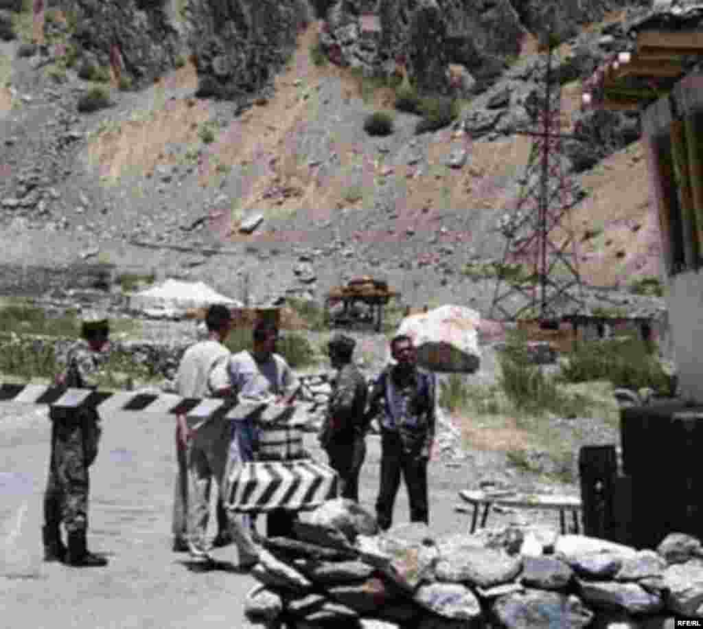 Дар роҳ чанд посгоҳи муваққатӣ гузошта шудааст. - Tajik - a roadblock in the road to Tavildara, eastern part of Tajikistan - 23Nov2008