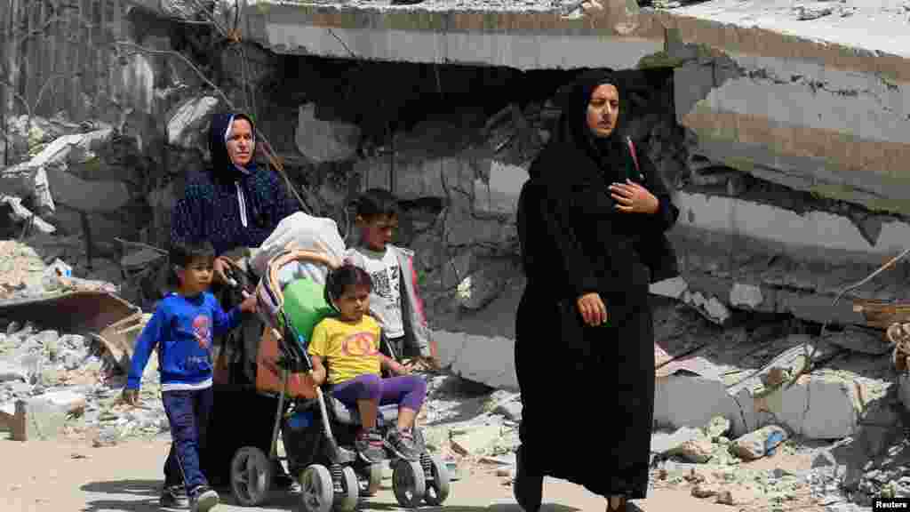Gyerekek és édesanyjuk menekülnek Hán Júniszból az izraeli hadsereg figyelmeztetése után május 19-én