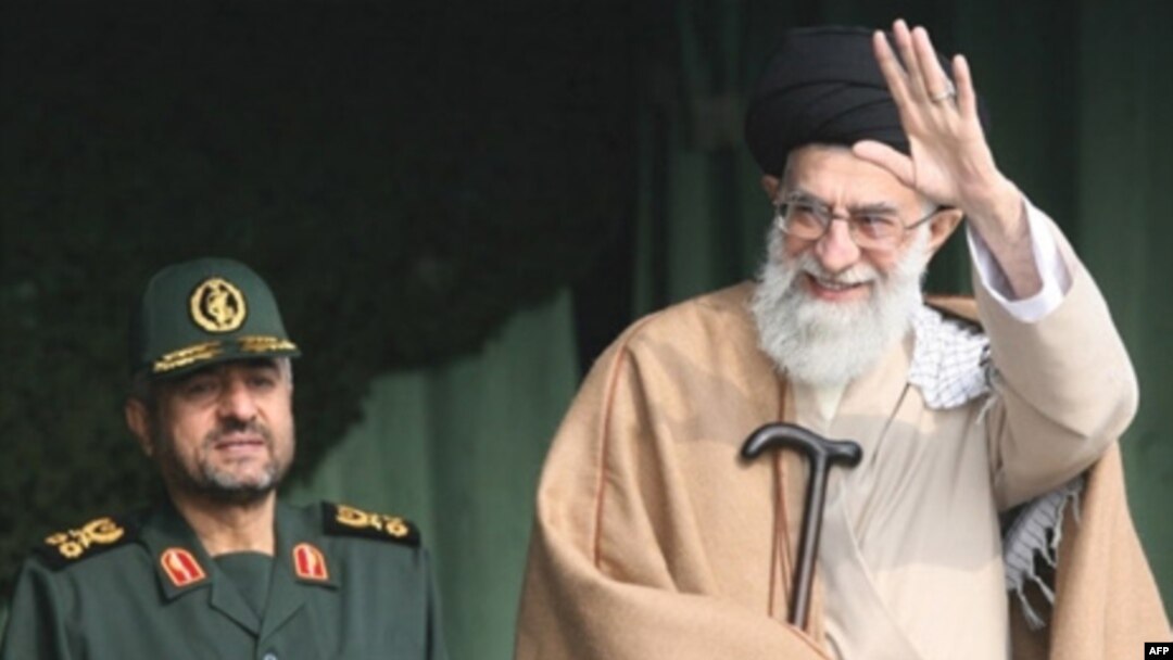 آیت‌الله خامنه‌ای به همراه محمدعلی جعفری،‌ فرمانده ساه پاسداران