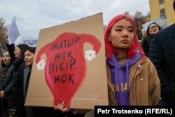 Участница митинга. Алматы, 8 марта 2022 года