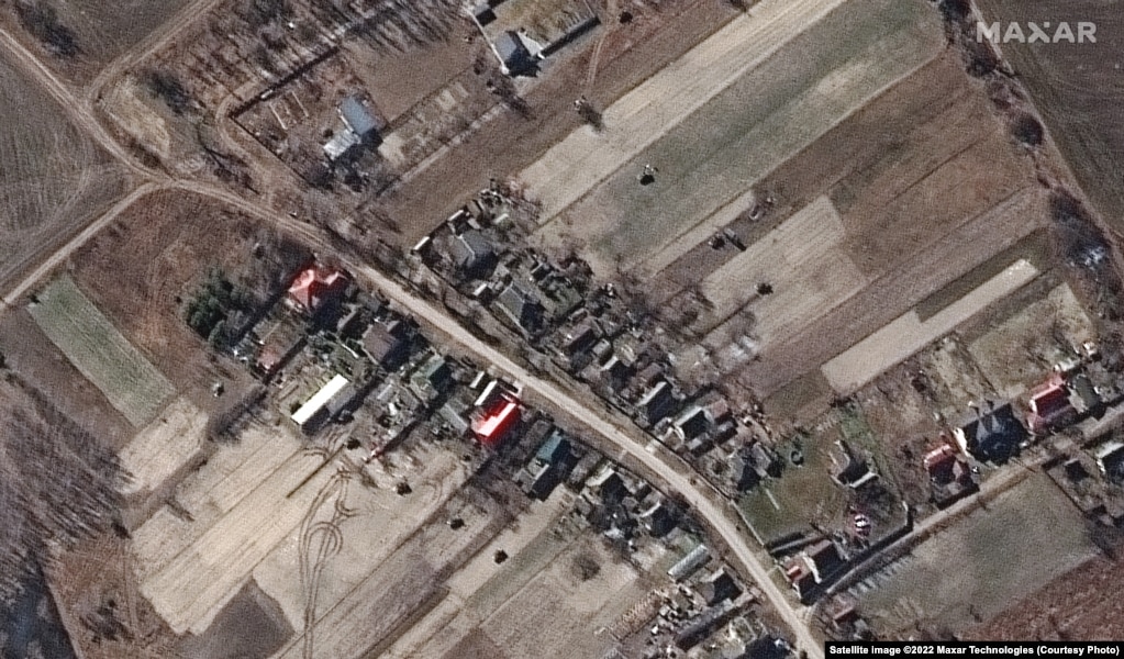 O desfășurare de vehicule blindate rusești într-o zonă rezidențială din Ozera, la nord-vest de Kiev.