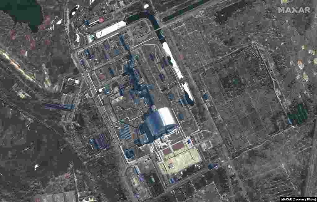 Сателитна снимка от атомната електроцентрала &bdquo;Чернобил&ldquo;, направена на 10 март. Заради боевете и прекъсването на електрозахранването се появиха притеснения от възможно разпространение на радиоактивни отпадъци в атмосферата.