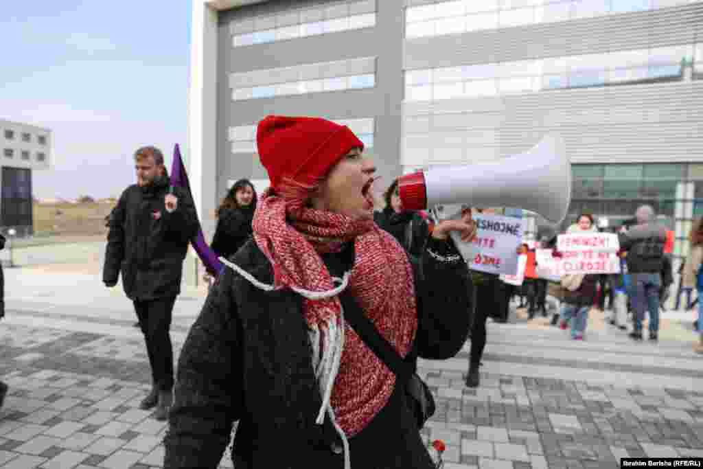 Protestë në Prishtinë për Ditën Ndërkombëtare të Gruas.&nbsp;Motoja e protestës sivjet ishte &ldquo;Drejtësi për gratë e vrara&rdquo;.&nbsp; Në periudhën 2010-2022 në Kosovë janë vrarë 50 gra.