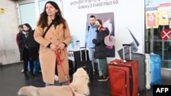 Россияне, ожидающие такси в аэропорту Тбилиси. 7 марта 2022 года