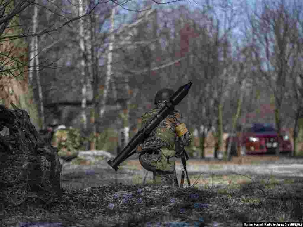 Військові ЗСУ штурмують населений пункт, де перебувають російські військові. Київщина, 10 березня 2022 року