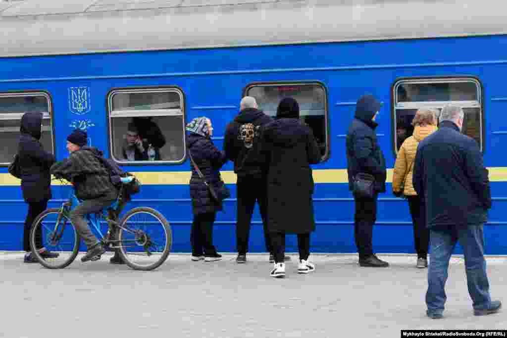 Некаторыя застаюцца ў горадзе і праваджаюць блізкіх у эвакуацыю. Адэса, 7 сакавіка 2022 году