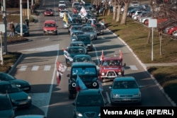 Flamuj rusë dhe serbë, por edhe vetura me simbolin 'Z' parakaluan në rrugët e Beogradit më 13 mars, në mbështetje të pushtimit rus të Ukrainës.