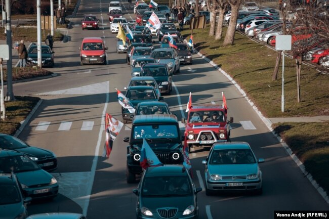 Flamuj rusë dhe serbë, por edhe vetura me simbolin 'Z' parakaluan në rrugët e Beogradit më 13 mars, në mbështetje të pushtimit rus të Ukrainës.