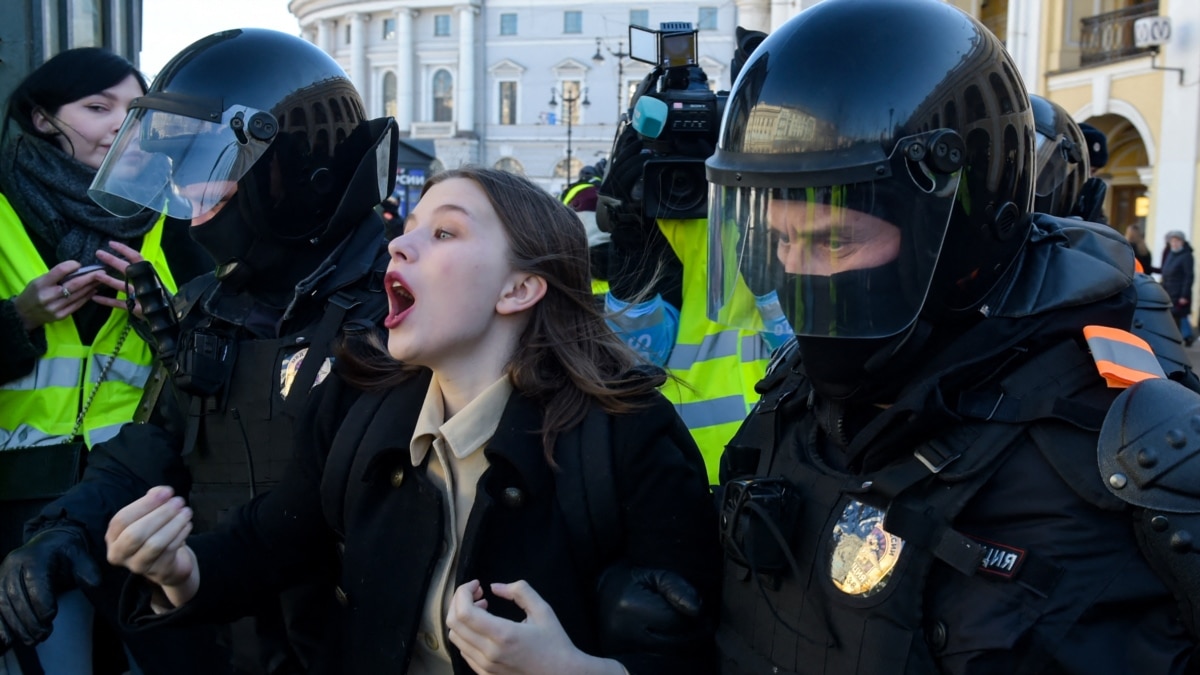 ПолиZейские против мирных граждан. Задержания на антивоенных митингах