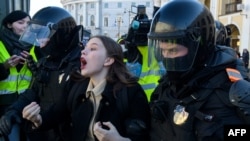 Policija hapsi učesnicu demonstracija protiv rata u Ukrajini, Sankt Petersburg 13. mart 2022.