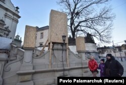 Statui protejate de teama distrugerilor pe care le poate cauza armata Rusiei patrimoniului cultural al Ucrainei. Liov, Ucraina, 8 martie 2022.