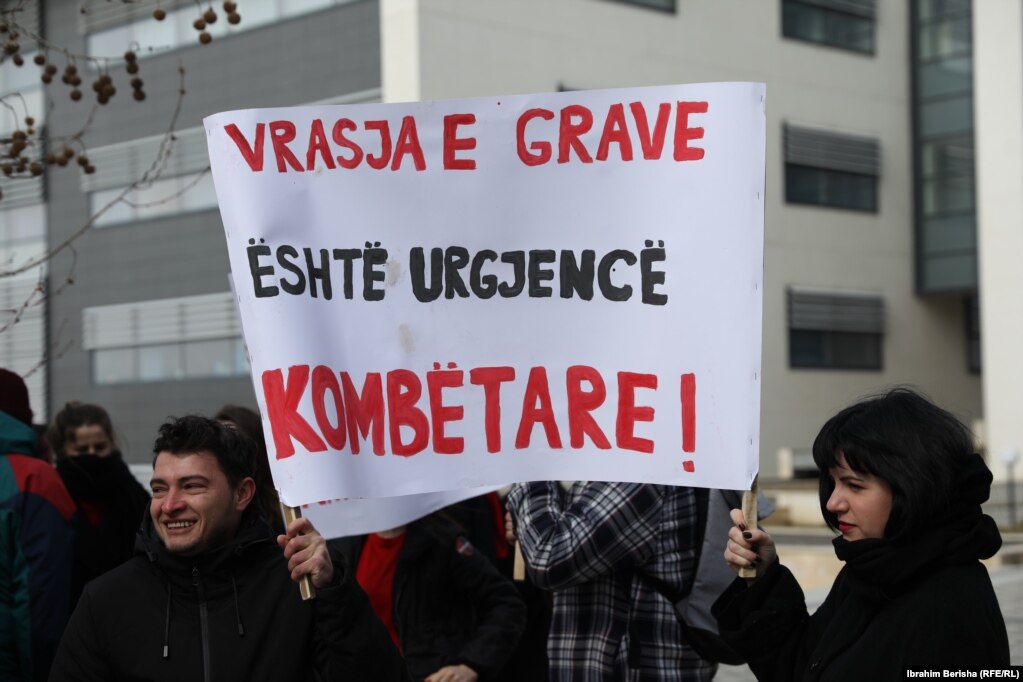 Akivistë të të drejtave të grave dhe qytetarë protestuan pranë Pallatit të Drejtësisë në Prishtinë dhe më pas edhe në rrugët kryesore të qytetit. Ata thanë se gjykatat në Kosovë janë patriarkale, pasi argumentuan se për vrasjen e grave, sistemi i drejtësisë po shqipton dënime të ulëta.   