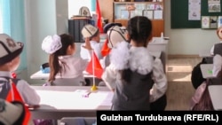 Кыргызстандагы мектептердин бири. Иллюстрациялык сүрөт.