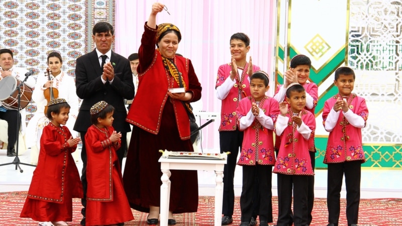 Türkmenistanda köp çagaly enelere täze jaýlaryň açarlarynyň gowşurylandygy aýdylýar