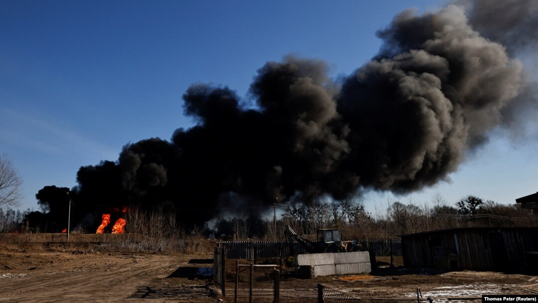 La aeroportul militar Vasîlkiv, de lângă Kiev, bombardamentele din 12 martie au lovit rezervoare de combustibil.
