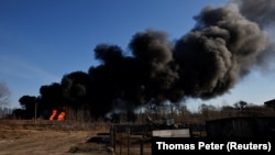 La aeroportul militar Vasîlkiv, de lângă Kiev, bombardamentele din 12 martie au lovit rezervoare de combustibil.