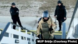 Kontradiverziona ekipa MUP-a Srbije proverava dojavu o bombi u avionu za Moskvu 11. marta, 2022. godine.