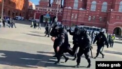 Poliția rusă reține un protestatar anti-război în Piața Roșie de la Moscova, 13 martie 2022