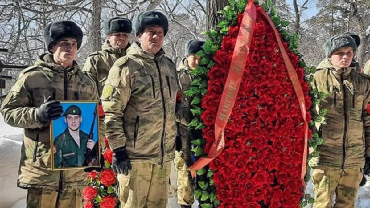 Похороните на украйне милой. Прощание с военнослужащими погибшими на Украине в Максатихе. Похороны военнослужащего.